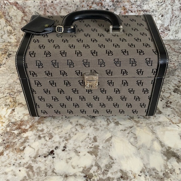 dooney and bourke train case